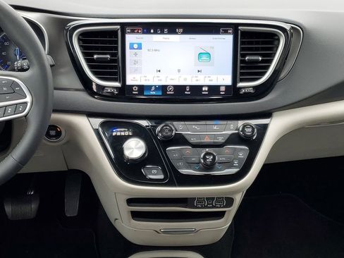 Used 2024 Chrysler Pacifica Touring-L image 27