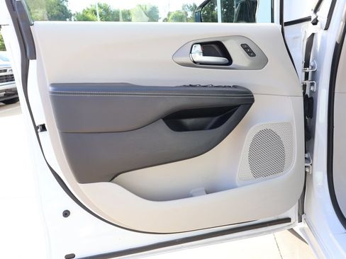 Used 2024 Chrysler Pacifica Touring-L FWD image 11