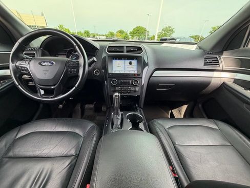 Used 2017 Ford Explorer XLT w/ Equipment Group 202A AWD/4WD image 17