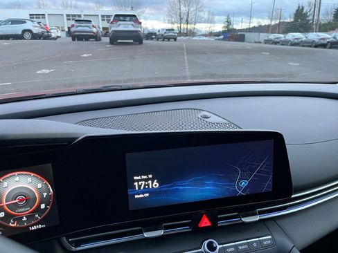 Used 2025 Hyundai Elantra SEL image 18