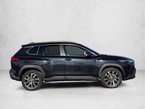 Used 2023 Toyota Corolla Cross XLE image 4