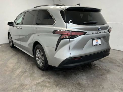 Used 2022 Toyota Sienna XLE image 6