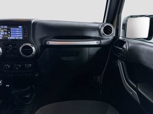 Used 2017 Jeep Wrangler Unlimited Rubicon w/ Connectivity Group AWD/4WD image 22