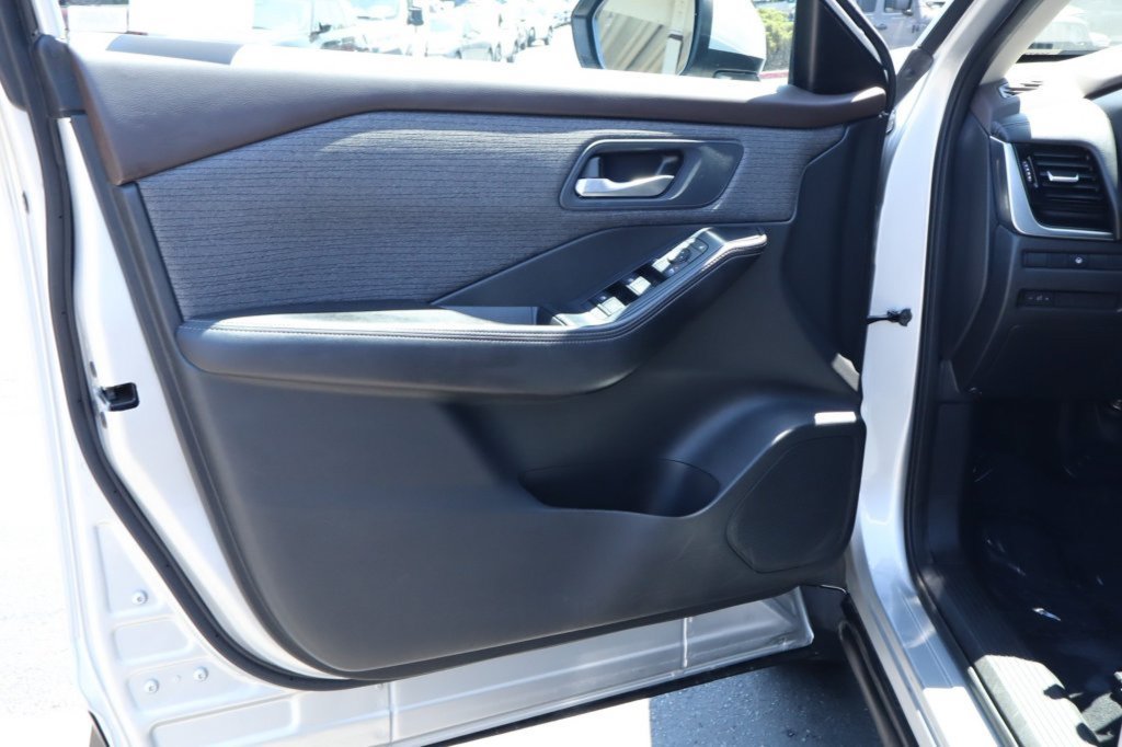Used 2022 Nissan Rogue SV AWD/4WD image 18
