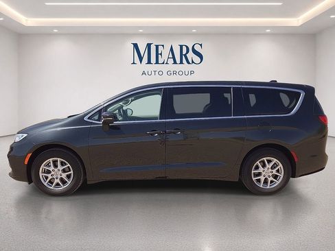 Used 2023 Chrysler Pacifica Touring-L FWD image 2
