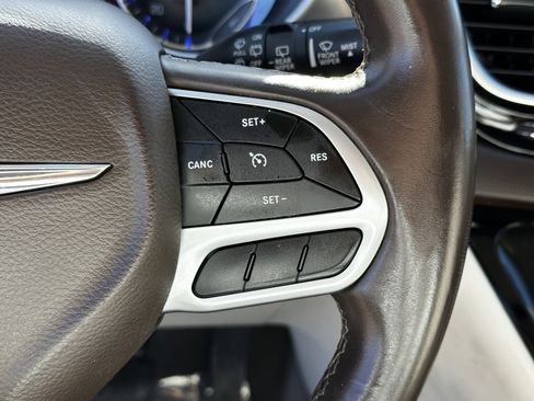 Used 2018 Chrysler Pacifica Touring-L image 27