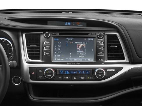Used 2018 Toyota Highlander XLE w/ Carpet Mat Package (TMS) AWD/4WD image 10