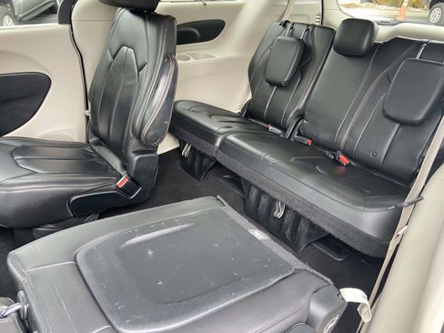 Used 2017 Chrysler Pacifica Touring-L image 4