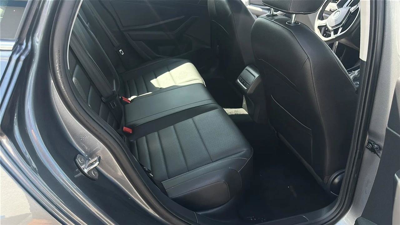 Used 2021 Volkswagen Jetta SE w/ SE Cold Weather Package FWD image 28