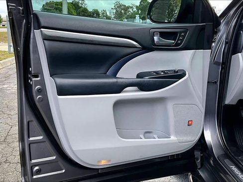 Used 2019 Toyota Highlander Limited Platinum image 25