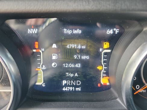 Used 2020 Jeep Wrangler Unlimited Sahara w/ Cold Weather Group AWD/4WD image 19