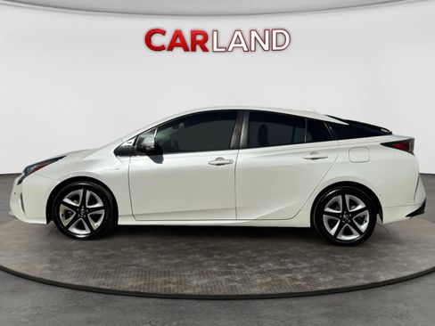 Used 2018 Toyota Prius Three Touring FWD image 2