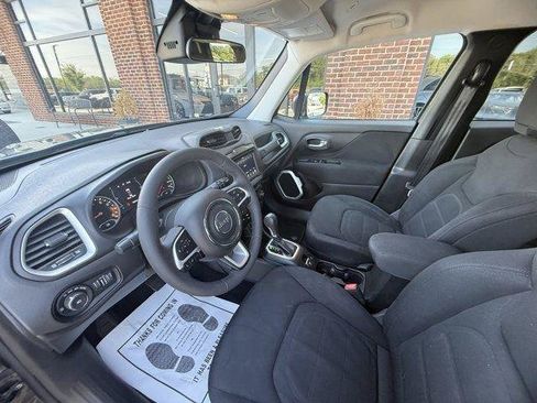 Used 2018 Jeep Renegade Latitude FWD image 19