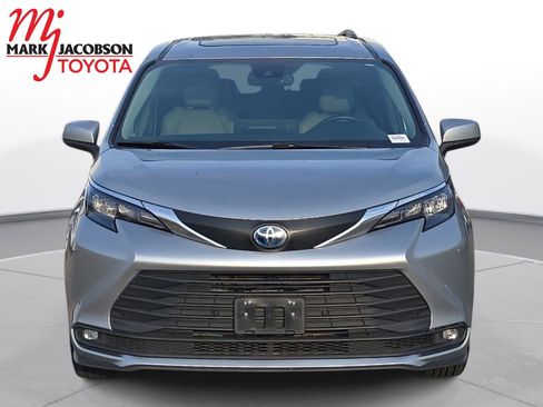 Used 2025 Toyota Sienna XLE image 3