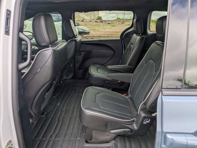 Used 2024 Chrysler Pacifica Limited w/ S Appearance Package FWD image 13