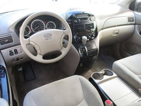 Used 2005 Toyota Sienna LE w/ LE Pkg 1 FWD image 12