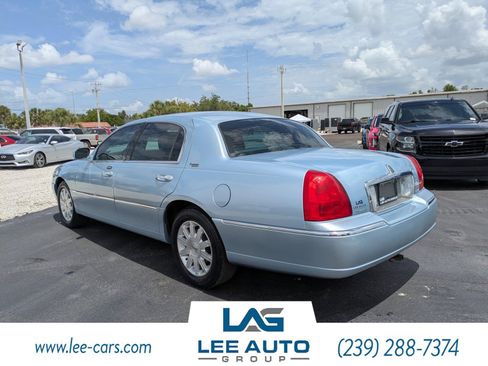 Used 2011 Lincoln Town Car Signature Limited RWD image 5