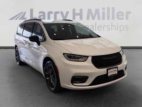 New 2026 Chrysler Pacifica Select image 7