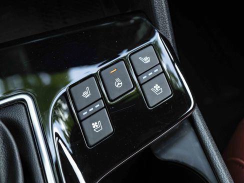 Used 2025 Kia Sportage SX image 28