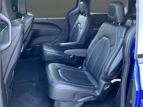 Used 2021 Chrysler Pacifica Touring-L w/ Uconnect Theater Family Group AWD/4WD image 24