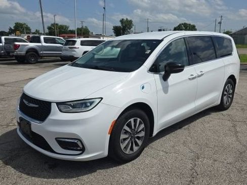Used 2024 Chrysler Pacifica Limited FWD image 8