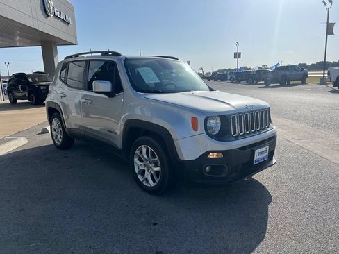 Used 2018 Jeep Renegade Latitude FWD image 7