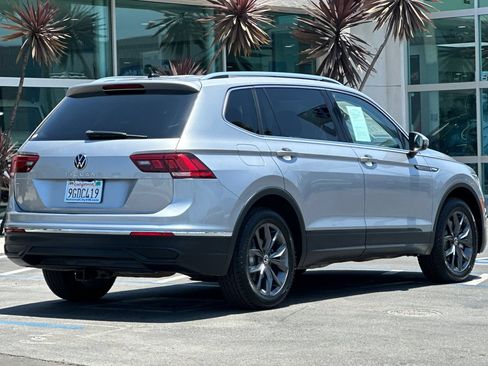 Used 2023 Volkswagen Tiguan SE w/ Panoramic Sunroof Package FWD image 4