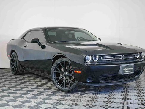 Used 2019 Dodge Challenger SXT image 1