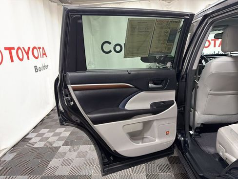 Used 2016 Toyota Highlander Limited w/ Driver Technology Package image 19