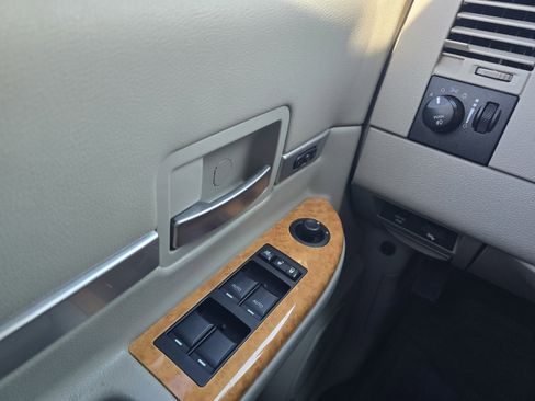 Used 2008 Chrysler Aspen Limited image 12