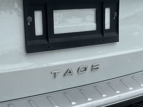 Used 2022 Volkswagen Taos SE w/ Panoramic Sunroof Package FWD image 11