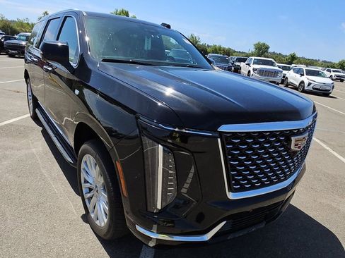 Used 2025 Cadillac Escalade ESV Luxury RWD image 2