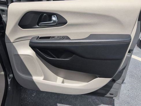 Used 2023 Chrysler Pacifica Touring-L FWD image 32