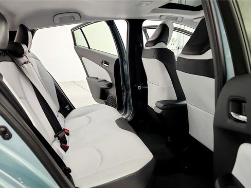 Used 2016 Toyota Prius Four image 18