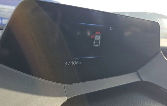 Used 2025 Toyota Prius LE FWD image 4
