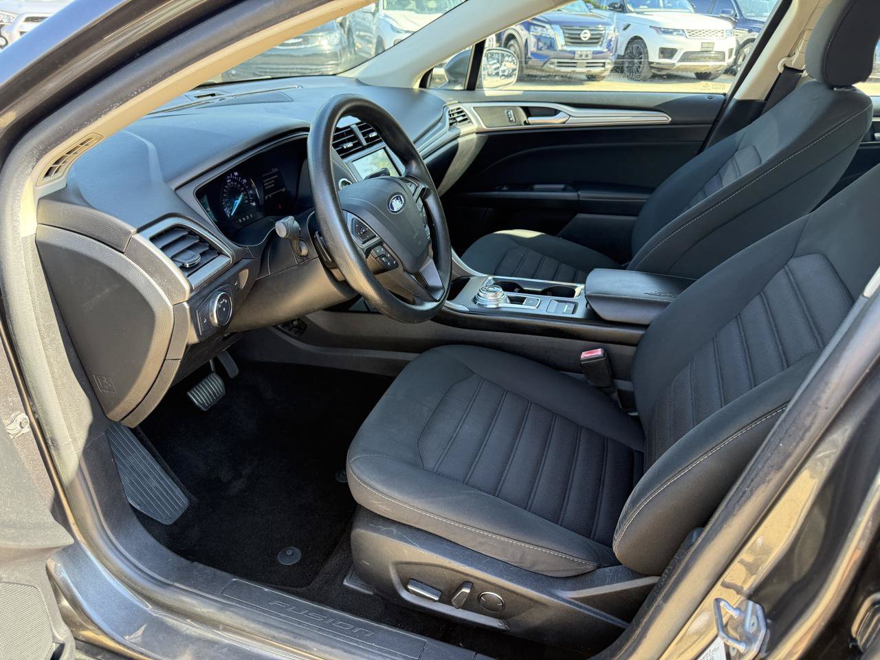 Used 2018 Ford Fusion SE w/ Fusion SE Technology Package FWD image 9