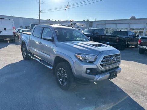 Used 2016 Toyota Tacoma TRD Sport image 21