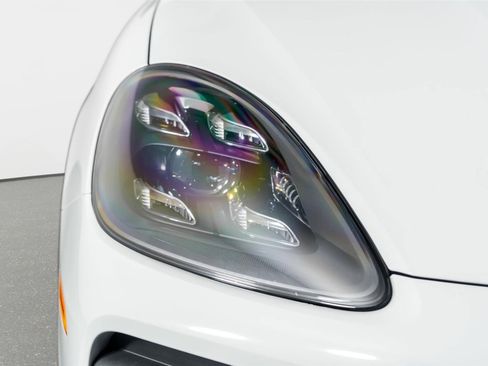 Used 2023 Porsche Cayenne Platinum Edition image 21