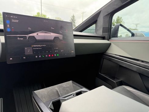 Used 2024 Tesla Cybertruck AWD Crew Cab image 39