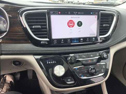 Used 2024 Chrysler Pacifica Limited image 6