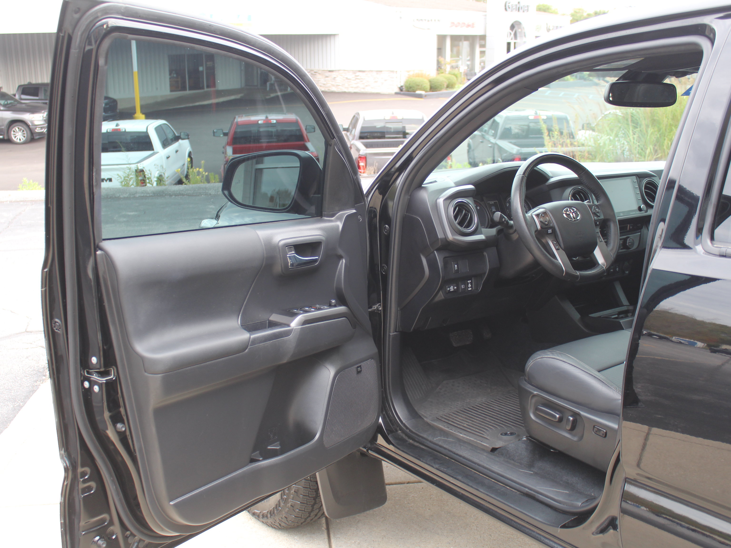 Used 2023 Toyota Tacoma TRD Off-Road w/ TRD Premium Off Road Package AWD/4WD image 11