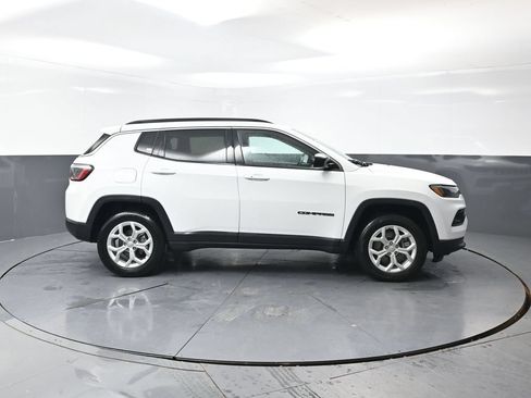 Used 2024 Jeep Compass Latitude AWD/4WD image 3