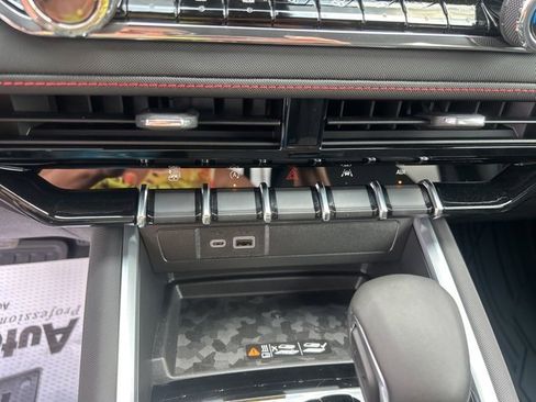 Used 2025 Chevrolet Colorado Z71 w/ Technology Package image 25