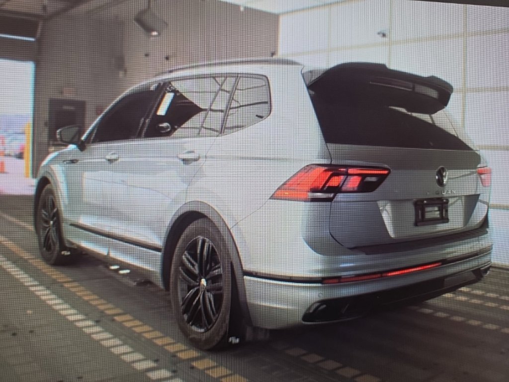 Used 2022 Volkswagen Tiguan SE R-Line AWD/4WD image 4