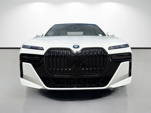 Used 2025 BMW 750e xDrive w/ Executive Package image 8