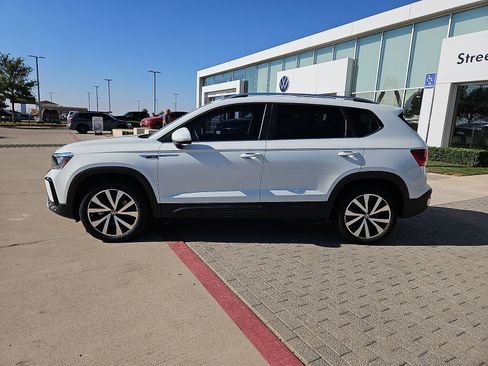 Used 2023 Volkswagen Taos SE w/ Panoramic Sunroof Package FWD image 5