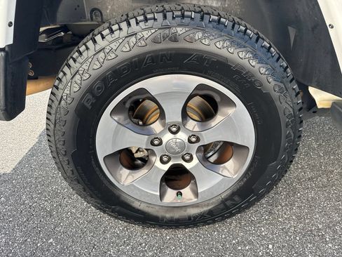 Used 2017 Jeep Wrangler Unlimited Sahara w/ Connectivity Group AWD/4WD image 10
