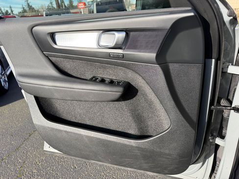 Used 2024 Volvo XC40 B5 Core image 23