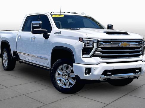 Used 2025 Chevrolet Silverado 2500 High Country w/ High Country Premium Package AWD/4WD image 3