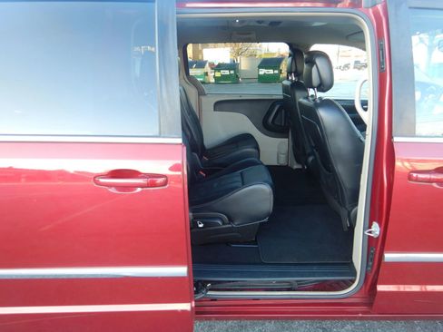 Used 2013 Chrysler Town & Country Touring-L image 22